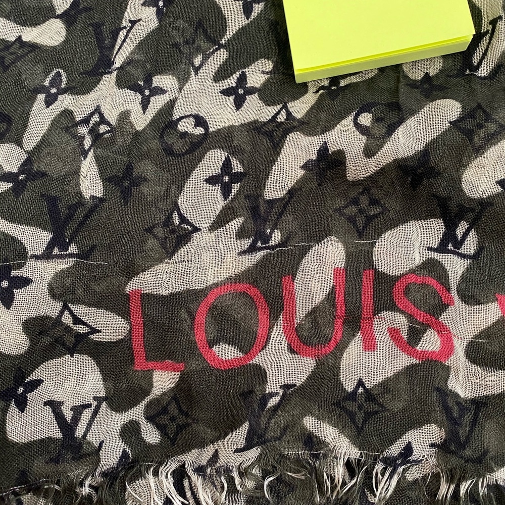 LV Graffiti leopard stole - Picture 6 of 8